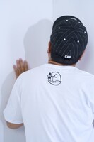 「絵画プリントTシャツ02（WHITE）」の着用イメージ。