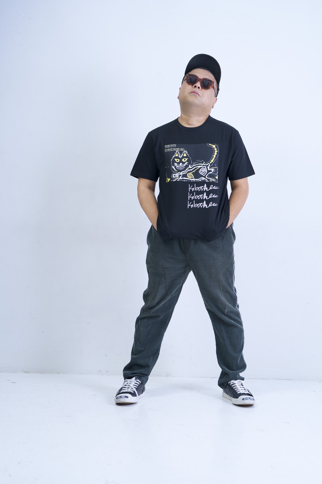 「絵画プリントTシャツ02（BLACK）」の着用イメージ。
