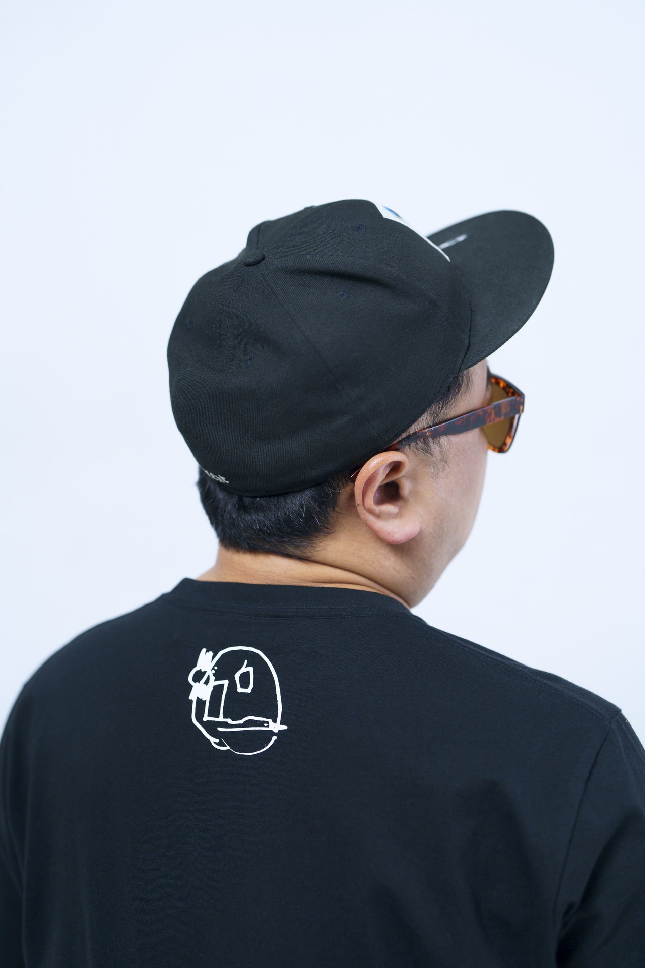 「絵画プリントTシャツ02（BLACK）」の着用イメージ。