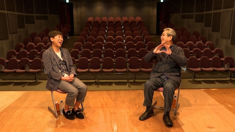 東京03初単独ライブの地で語り合う東京03飯塚（左）と立川志の輔（右）。