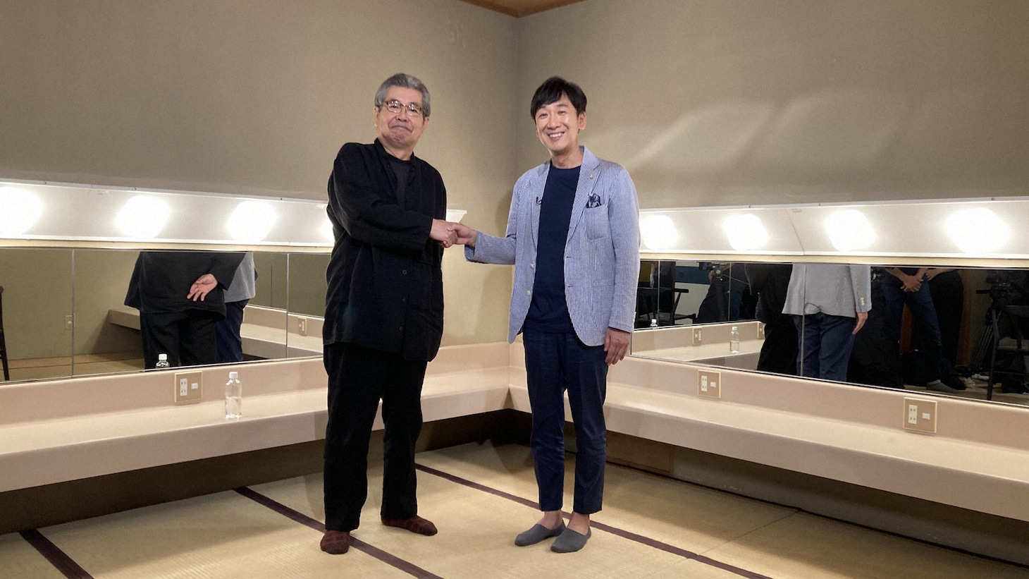 立川志の輔（左）の落語を鑑賞した東京03飯塚。