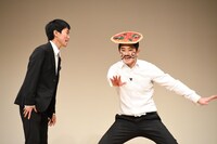 今年2月の「ザ・葡萄王」でコント「ピッツァマン」を披露するツンツクツン万博。