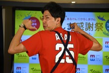 自身の衣装をアピールするコットン西村。