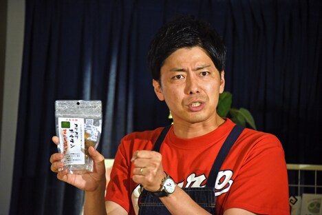 「コリコリホルモンせんじ揚げ」の魅力をアピールするコットン西村。