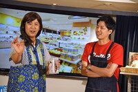 「コリコリホルモンせんじ揚げ」を紹介するコットン。