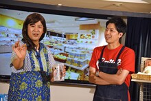 「コリコリホルモンせんじ揚げ」を紹介するコットン。