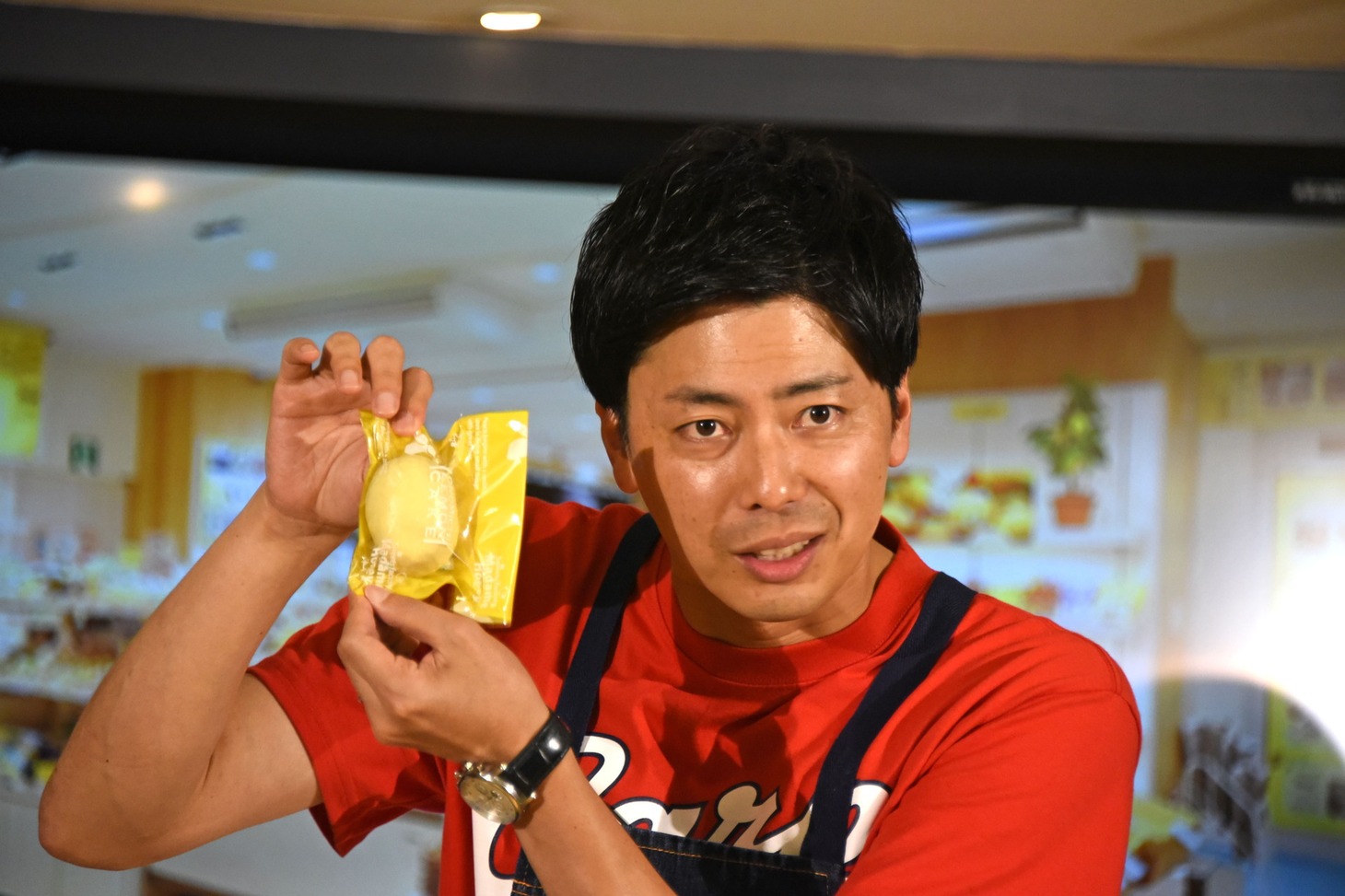 レモンケーキを紹介するコットン西村。