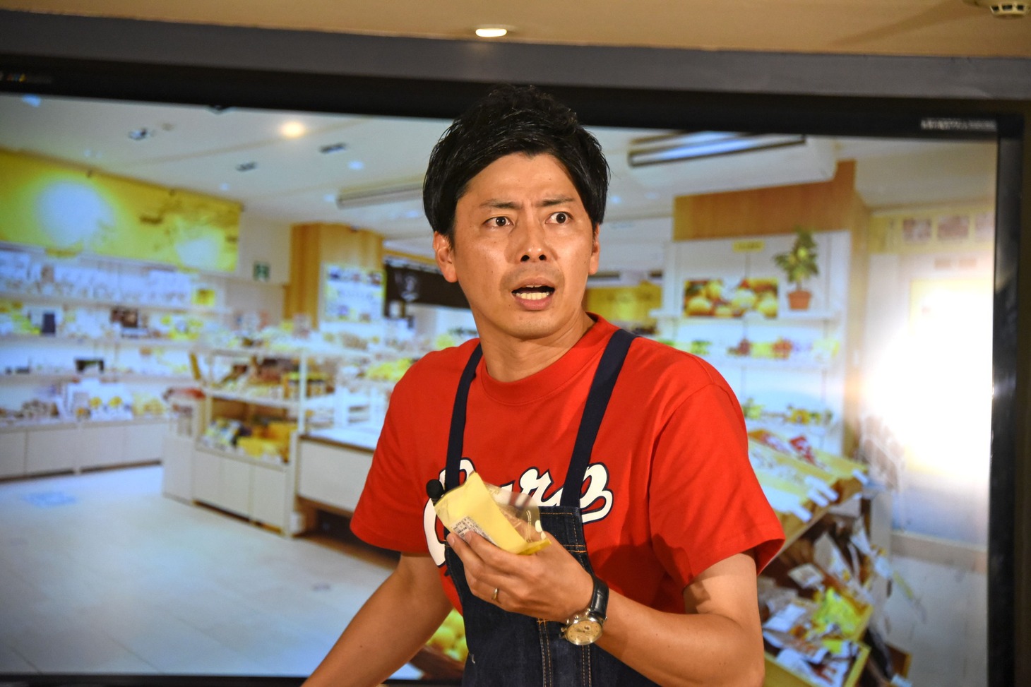 マスコミ1人ひとりにレモンケーキの魅力を熱弁するコットン西村。