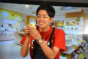 レモンケーキを見つめるコットン西村。