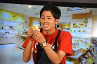 レモンケーキを見つめるコットン西村。