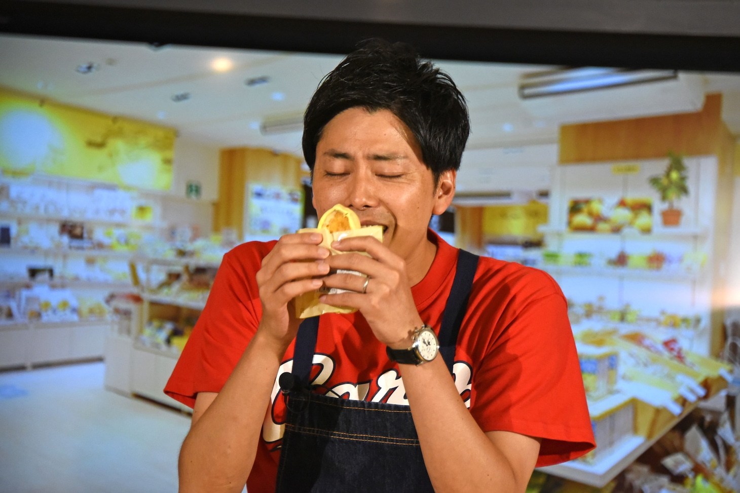レモンケーキの香りを嗅ぐコットン西村。