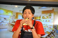 レモンケーキを食べるコットン西村。