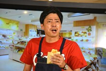 レモンケーキのおいしさをアピールするコットン西村。