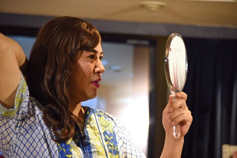 美しくなった自分を鏡で見てハッとするコットンきょん。