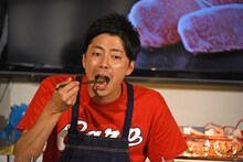 比婆牛を食べるコットン西村。