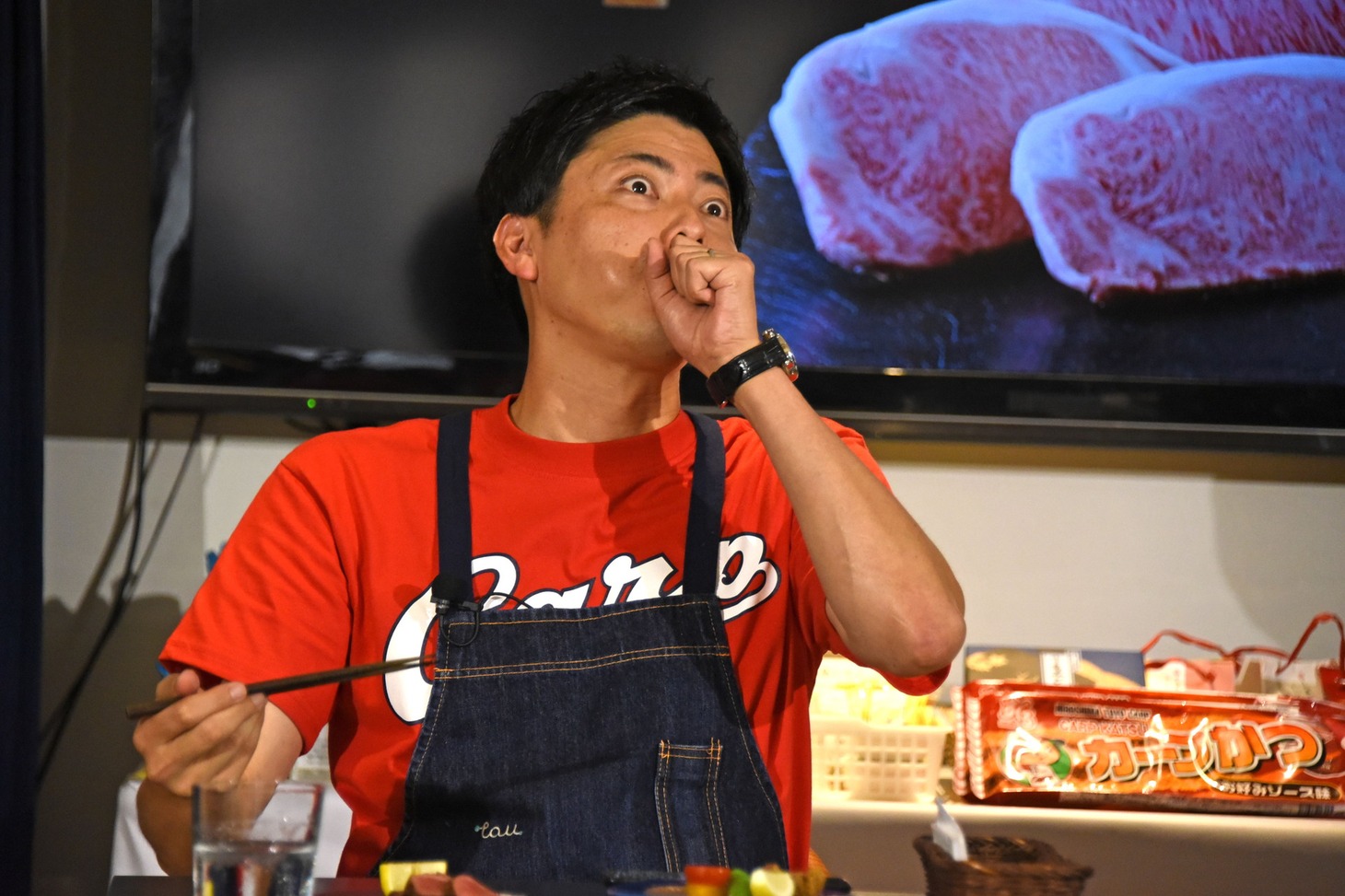 比婆牛のおいしさに驚くコットン西村。
