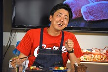 比婆牛のおいしさを表情で伝えるコットン西村。