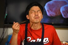 目を瞑って比婆牛を味わうコットン西村。