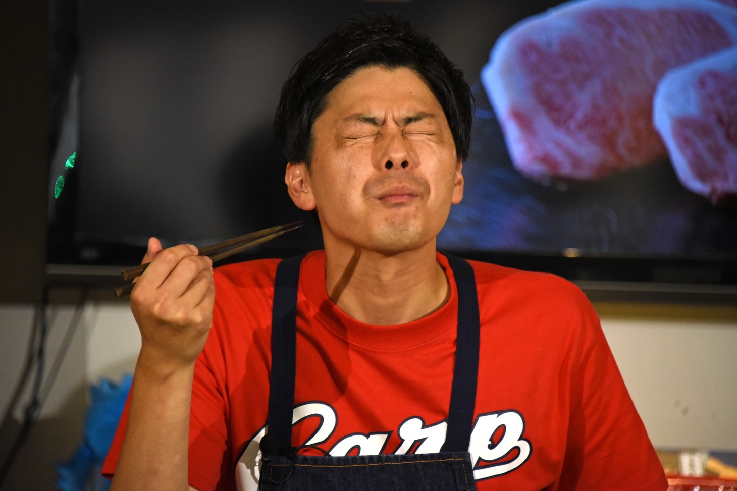 目を瞑って比婆牛を味わうコットン西村。