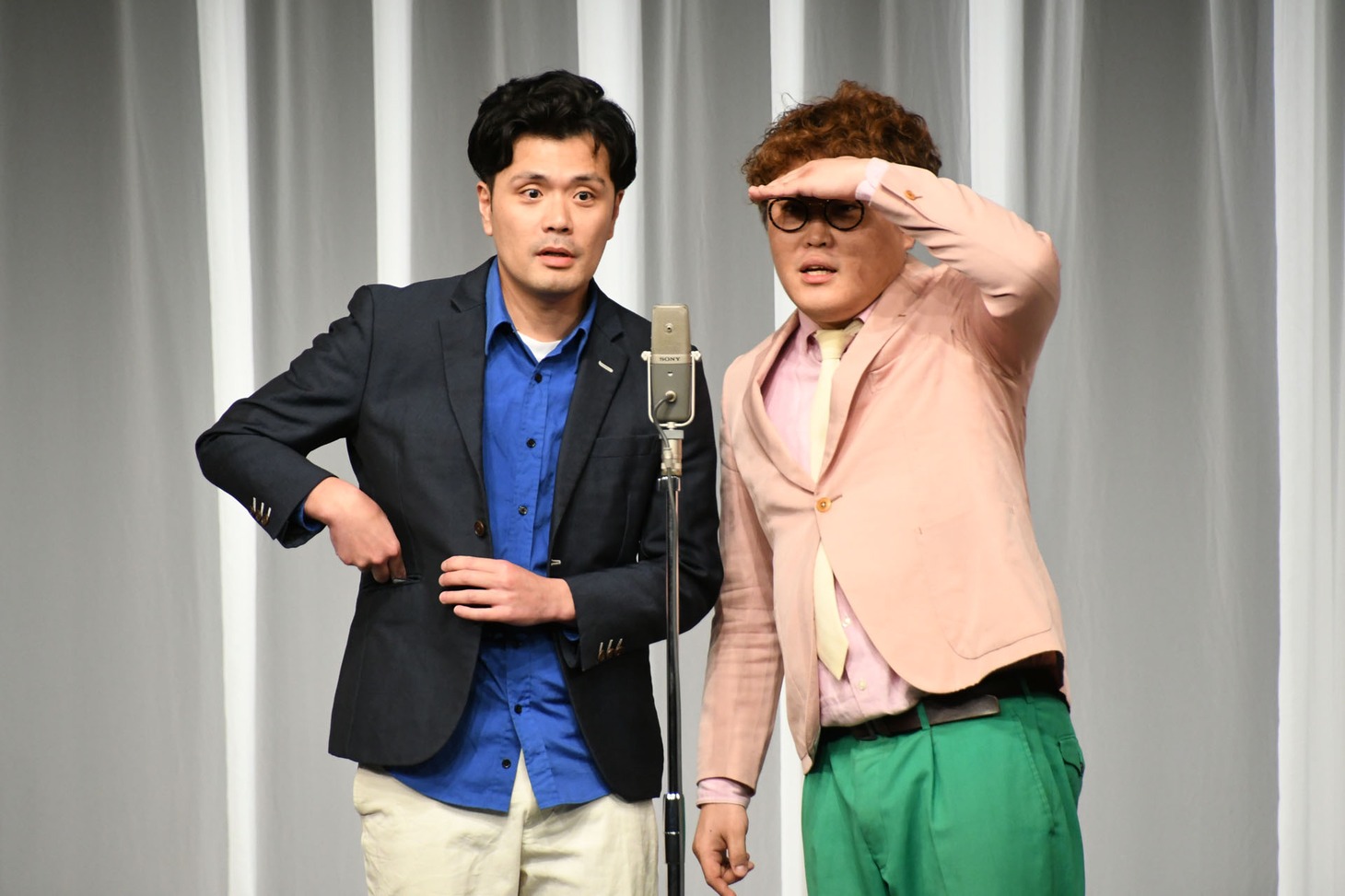 子供のお客さんが来ていないか探すマユリカ。阪本（左）は返金しようとポケットから札を出す。