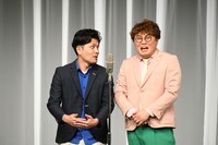 以前の東京単独ライブでお下劣な言葉を繰り返し発していたところ、最前列に小さな子供を抱えた観客がいて心臓が止まりそうになったと振り返るマユリカ阪本（左）。