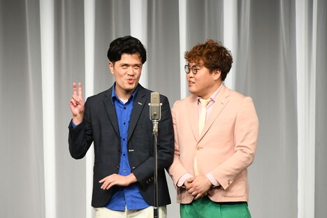 中谷（右）が言うやってみたいシチュエーションのリクエストに応えてあげる阪本（左）。