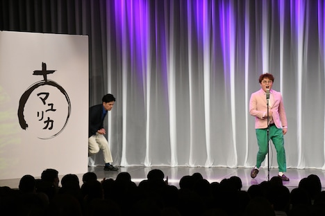 元気よくステージに登場するマユリカ。