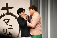 漫才中のマユリカ。