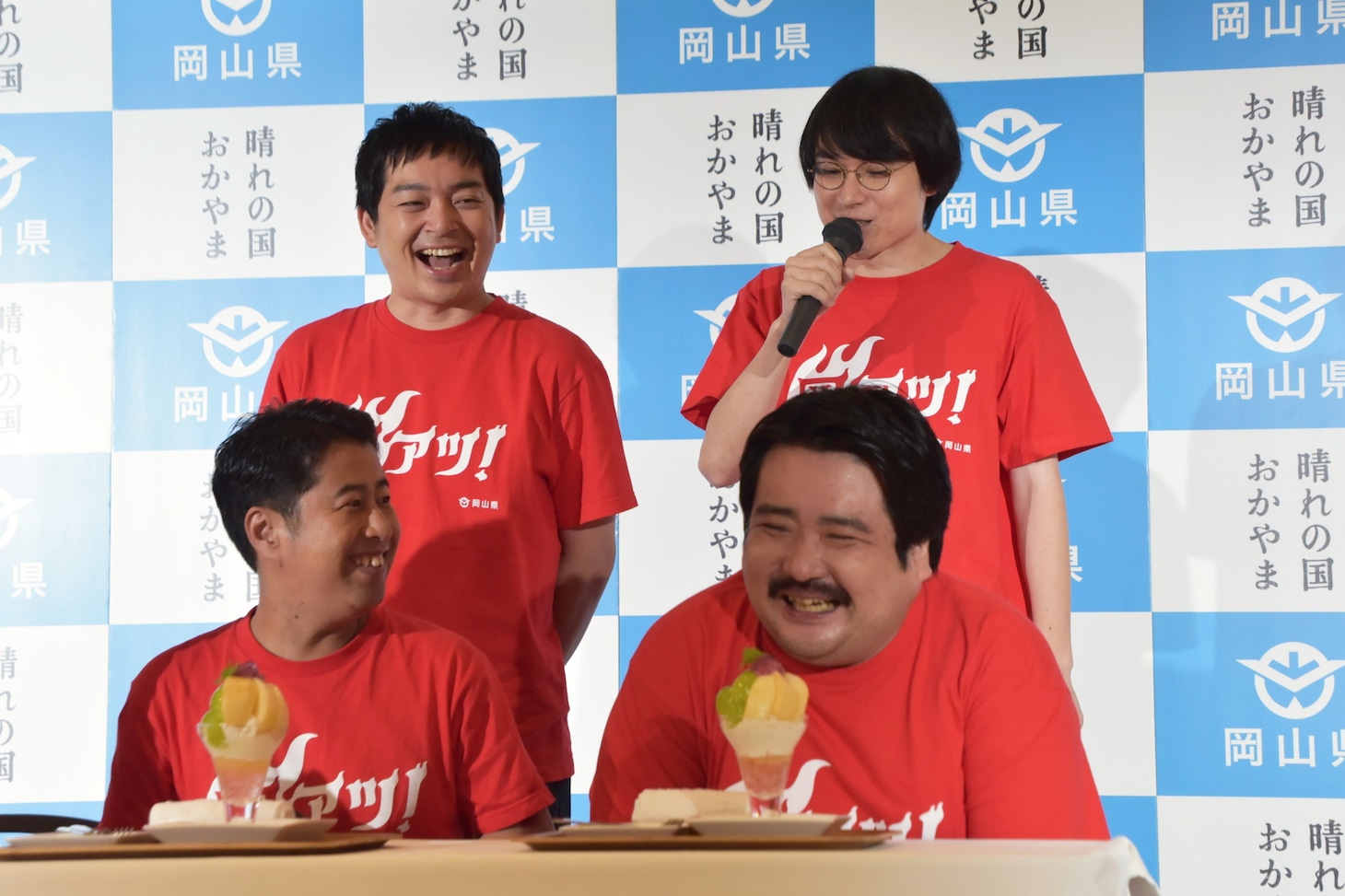 このイベントの集合時間に遅刻してきた鈴木もぐら（手前右）が試食のメンバーに選ばれ、自身が選ばれていないことに水川かたまり（後方右）が不満を漏らすワンシーン。