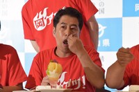 岡山グルメの試食をするウエストランド井口。