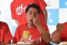 岡山グルメの試食をするウエストランド井口。