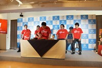 「岡アツ！さんさんプレート」が運ばれて来た瞬間、すぐに椅子から立ち上がり「いただきまーす！」と食べようとするウエストランド河本（中央）。