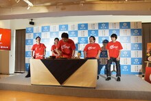 「岡アツ！さんさんプレート」が運ばれて来た瞬間、すぐに椅子から立ち上がり「いただきまーす！」と食べようとするウエストランド河本（中央）。