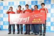 岡山県をPRする（左から）ウエストランド、伊原木隆太・岡山県知事、空気階段。