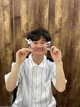 アクリルスタンドを持つ南原清隆。