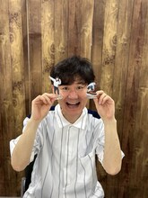 アクリルスタンドを持つ南原清隆。