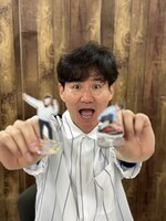 アクリルスタンドを持つ南原清隆。