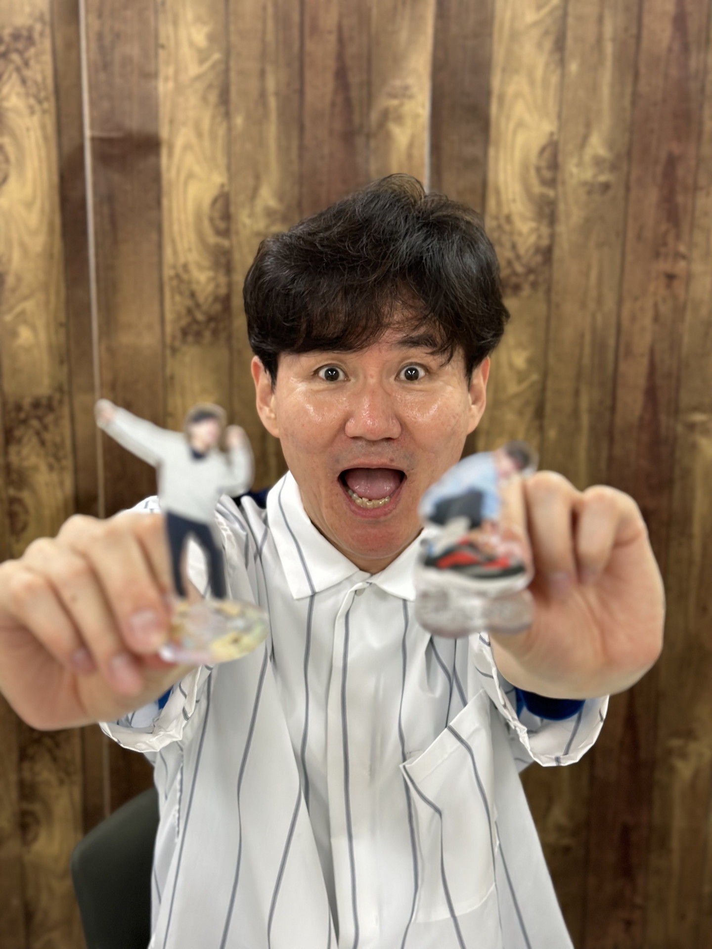 アクリルスタンドを持つ南原清隆。