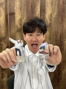 アクリルスタンドを持つ南原清隆。