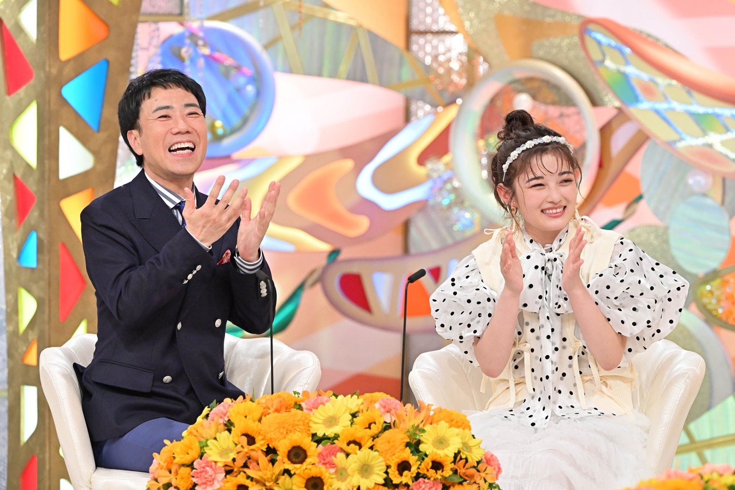 「新婚さんいらっしゃい！」MCの藤井隆（左）と井上咲楽（右）。