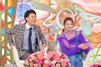 「新婚さんいらっしゃい！」MCの藤井隆（左）と井上咲楽（右）。