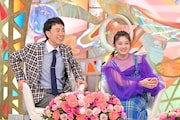 「新婚さんいらっしゃい!」MCの藤井隆(左)と井上咲楽(右)。