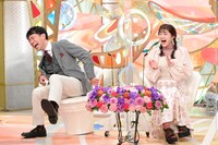 「新婚さんいらっしゃい！」MCの藤井隆（左）と井上咲楽（右）。