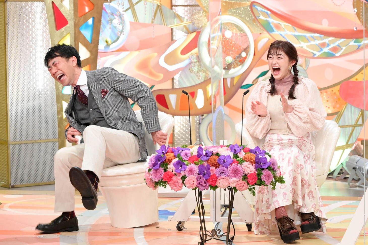 「新婚さんいらっしゃい！」MCの藤井隆（左）と井上咲楽（右）。