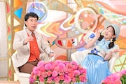 「新婚さんいらっしゃい!」MCの藤井隆(左)と井上咲楽(右)。