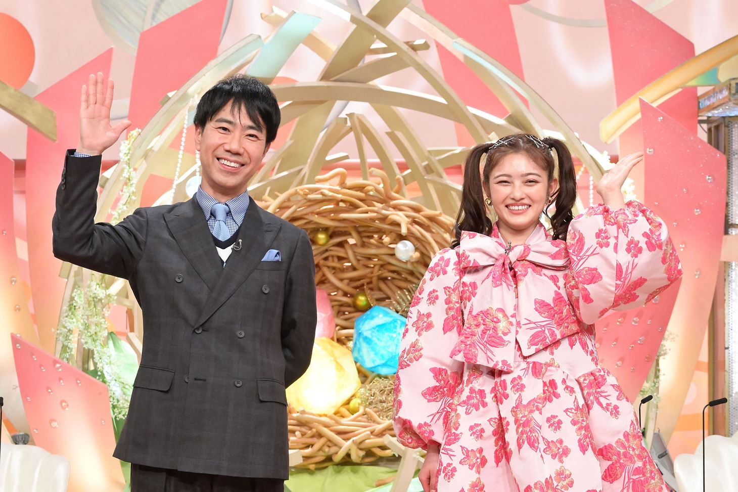「新婚さんいらっしゃい！」MCの藤井隆（左）と井上咲楽（右）。