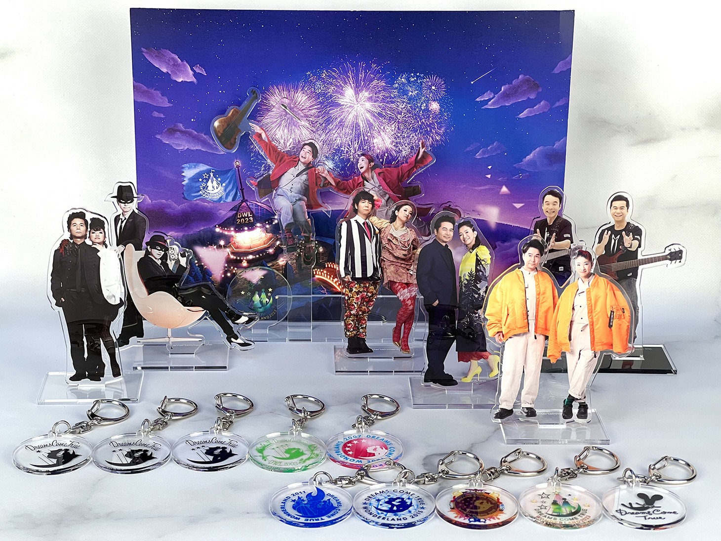 ダチョウ倶楽部・肥後と中村正人のコラボアクリルスタンド（後方右端）も含む、DREAMS COME TRUEアクリルスタンド集合写真。