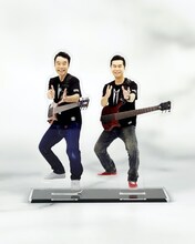 ダチョウ倶楽部・肥後と中村正人（DREAMS COME TRUE）がコラボしている「アクリルスタンド【ヤー！】」。