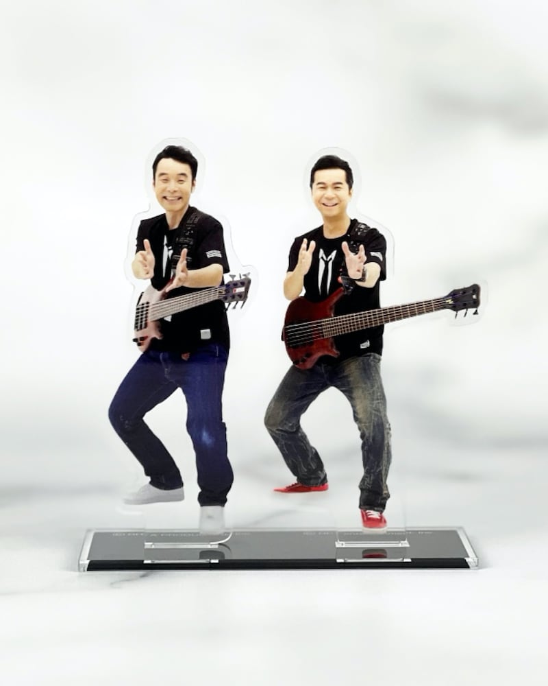 ダチョウ倶楽部・肥後と中村正人(DREAMS COME TRUE)がコラボしている「アクリルスタンド【ヤー!】」。