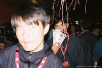 昨年訪れたエディンバラにて、チラシ配りするジャルジャル。（写真：砂つぶ）